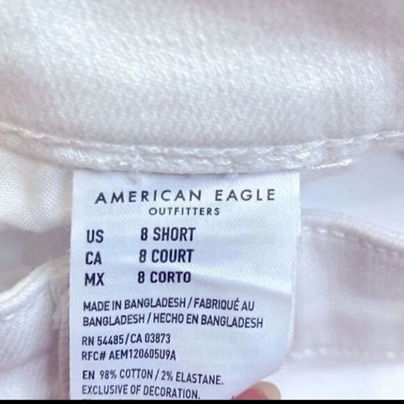 American Eagle White Ripped Mom Jeans Size 8 or W29 Short - Picture 9 of 9